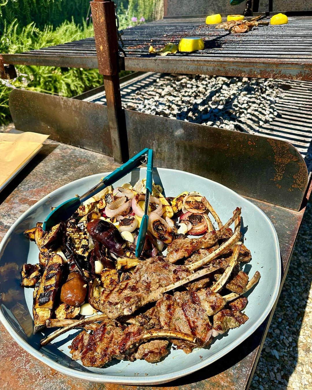 レイチェル・レイさんのインスタグラム写真 - (レイチェル・レイInstagram)「Lamb chops scottadito with anchovies, sage, garlic, capers, lemon + EVOO   Veggies from the garden w fennel pollen, EVOO, garlic, red pepper + lemon   + my friend Dimitri grilling it all up for us 😘🤘」8月15日 4時50分 - rachaelray