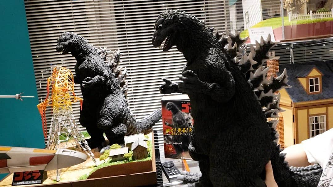 ぎわちん。のインスタグラム：「「庭欲しいな…」 #ゴジラ #godzilla #ゴジラが2体 #デアゴスティーニ #ゴジラをつくる #ぎわちん」