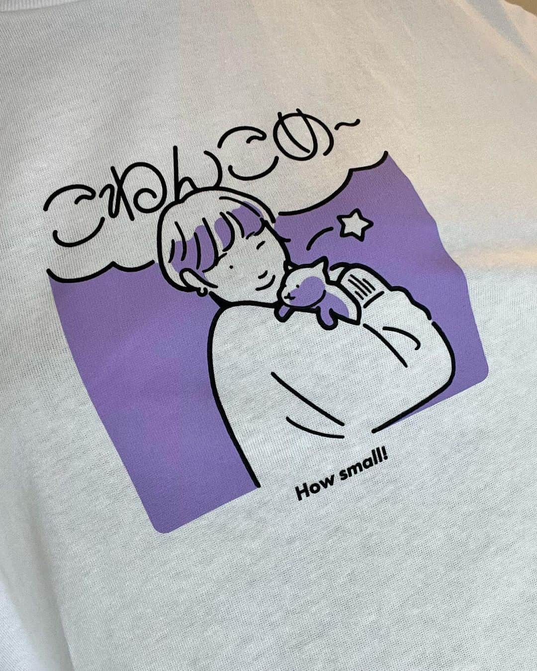 大寺かおりさんのインスタグラム写真 - (大寺かおりInstagram)「岡山弁がクセになるTシャツ🍑 "クセT"の去年に続く第2弾が届きました🙌 . 「こねんこめー」バージョン🐱 可愛い〜そしてクセつよ〜 . 今回は「わやじゃ」「おえん」など 全5種類のTシャツの他にポーチなどもあって JR岡山駅周辺の４つのお店、または オンラインショップで購入できるそうです💛 . 東京で生まれ育った夫は 「こんなに」が"こねん"で 「小さい」が"こめー"だよ？ と意味を説明してもいまいち ピンときていない様子でした笑 . @okayama_accent_tshirt  #岡山 #クセt #こねんこめー #岡山弁 #岡山観光特使 #pr #岡山県pr #okayama_accent_tshirt #男の子ママ #1y7m」8月14日 23時28分 - kaori_ootera