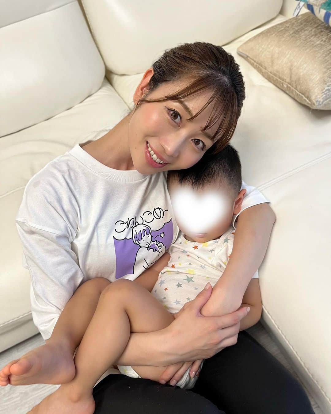 大寺かおりさんのインスタグラム写真 - (大寺かおりInstagram)「岡山弁がクセになるTシャツ🍑 "クセT"の去年に続く第2弾が届きました🙌 . 「こねんこめー」バージョン🐱 可愛い〜そしてクセつよ〜 . 今回は「わやじゃ」「おえん」など 全5種類のTシャツの他にポーチなどもあって JR岡山駅周辺の４つのお店、または オンラインショップで購入できるそうです💛 . 東京で生まれ育った夫は 「こんなに」が"こねん"で 「小さい」が"こめー"だよ？ と意味を説明してもいまいち ピンときていない様子でした笑 . @okayama_accent_tshirt  #岡山 #クセt #こねんこめー #岡山弁 #岡山観光特使 #pr #岡山県pr #okayama_accent_tshirt #男の子ママ #1y7m」8月14日 23時28分 - kaori_ootera
