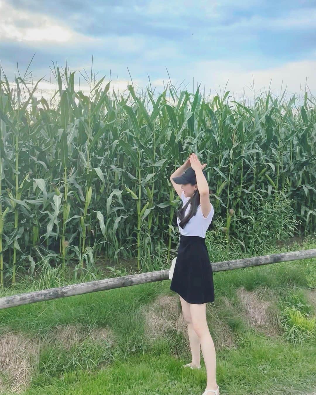 のインスタグラム：「🌽   トウモロコシ畑でこのポーズを自然にとってしまった私は生粋の日本人だなぁと  ※とんがりコーンを表現」
