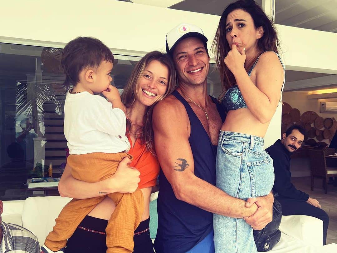 フラヴィア・ルチーニのインスタグラム：「Familia completa 😂 resolvi compartilhar  um pouco do nosso fim de semana vibe❤️ obrigada @tatawerneck  por tanta generosidade, por abrir a porta da sua casa, e nos receber com tanto carinho. Feliz aniversário Tatazona ❤️luz e proteção❤️」