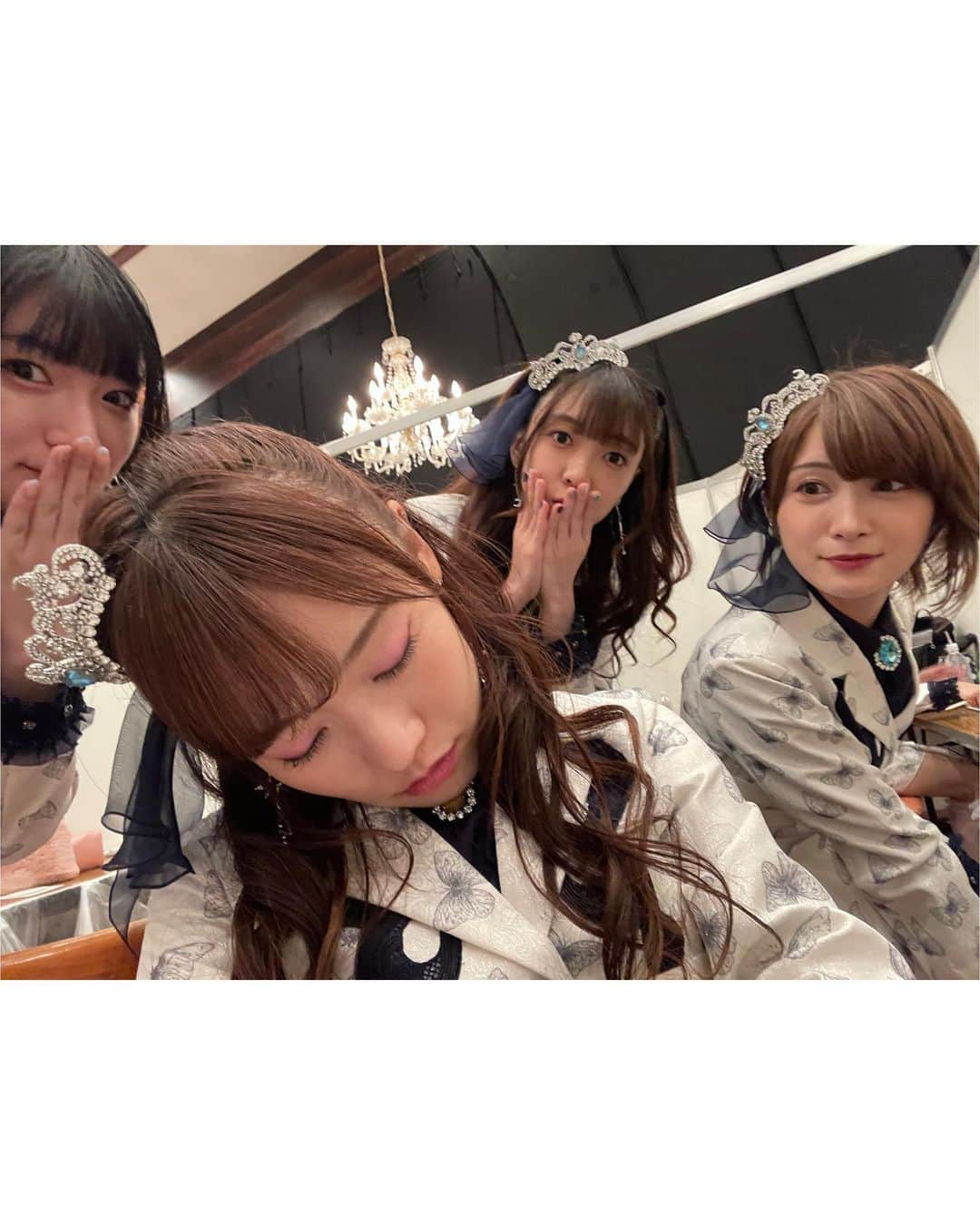 直田姫奈さんのインスタグラム写真 - (直田姫奈Instagram)「ブシロック2023アツかったなーーーーーー❤️‍🔥❤️‍🔥❤️‍🔥❤️‍🔥❤️‍🔥❤️‍🔥❤️‍🔥  野外×声出しってこんなにヤバいんだ！！！！！！ 大興奮しちゃったのと、本当に暑くって記憶がとんでもないことになってる！笑  チリから帰国してそのままゲネに行ったときは、mikaさんに今まで出会った人の中で一番遠いところからの駆けつけだよ…って言われました😂 まぁハードだったのは間違いないけど、人生としておもしろいからオールオッケーです。  さすがにライブ終わってエネルギー使い切って寝てしまったら、、、あらららら〜  でもみんな起こさないで静かにいてくれました😴優  また野外でライブしたいな…！！！！！！！」8月14日 23時39分 - hinahinyan_official