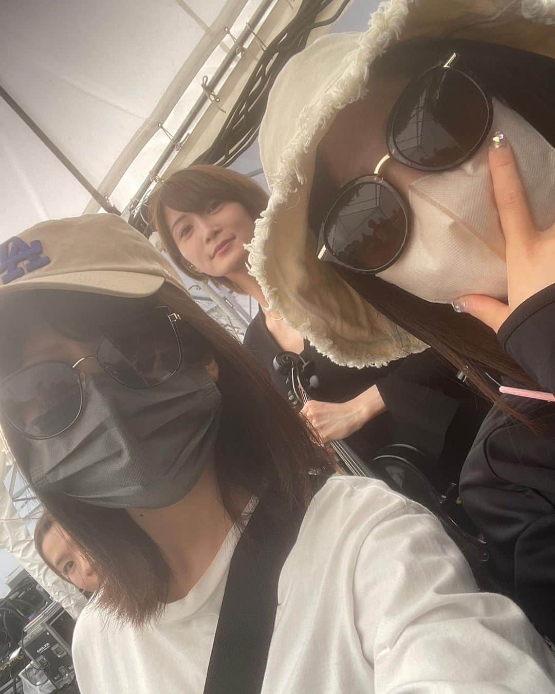直田姫奈さんのインスタグラム写真 - (直田姫奈Instagram)「ブシロック2023アツかったなーーーーーー❤️‍🔥❤️‍🔥❤️‍🔥❤️‍🔥❤️‍🔥❤️‍🔥❤️‍🔥  野外×声出しってこんなにヤバいんだ！！！！！！ 大興奮しちゃったのと、本当に暑くって記憶がとんでもないことになってる！笑  チリから帰国してそのままゲネに行ったときは、mikaさんに今まで出会った人の中で一番遠いところからの駆けつけだよ…って言われました😂 まぁハードだったのは間違いないけど、人生としておもしろいからオールオッケーです。  さすがにライブ終わってエネルギー使い切って寝てしまったら、、、あらららら〜  でもみんな起こさないで静かにいてくれました😴優  また野外でライブしたいな…！！！！！！！」8月14日 23時39分 - hinahinyan_official