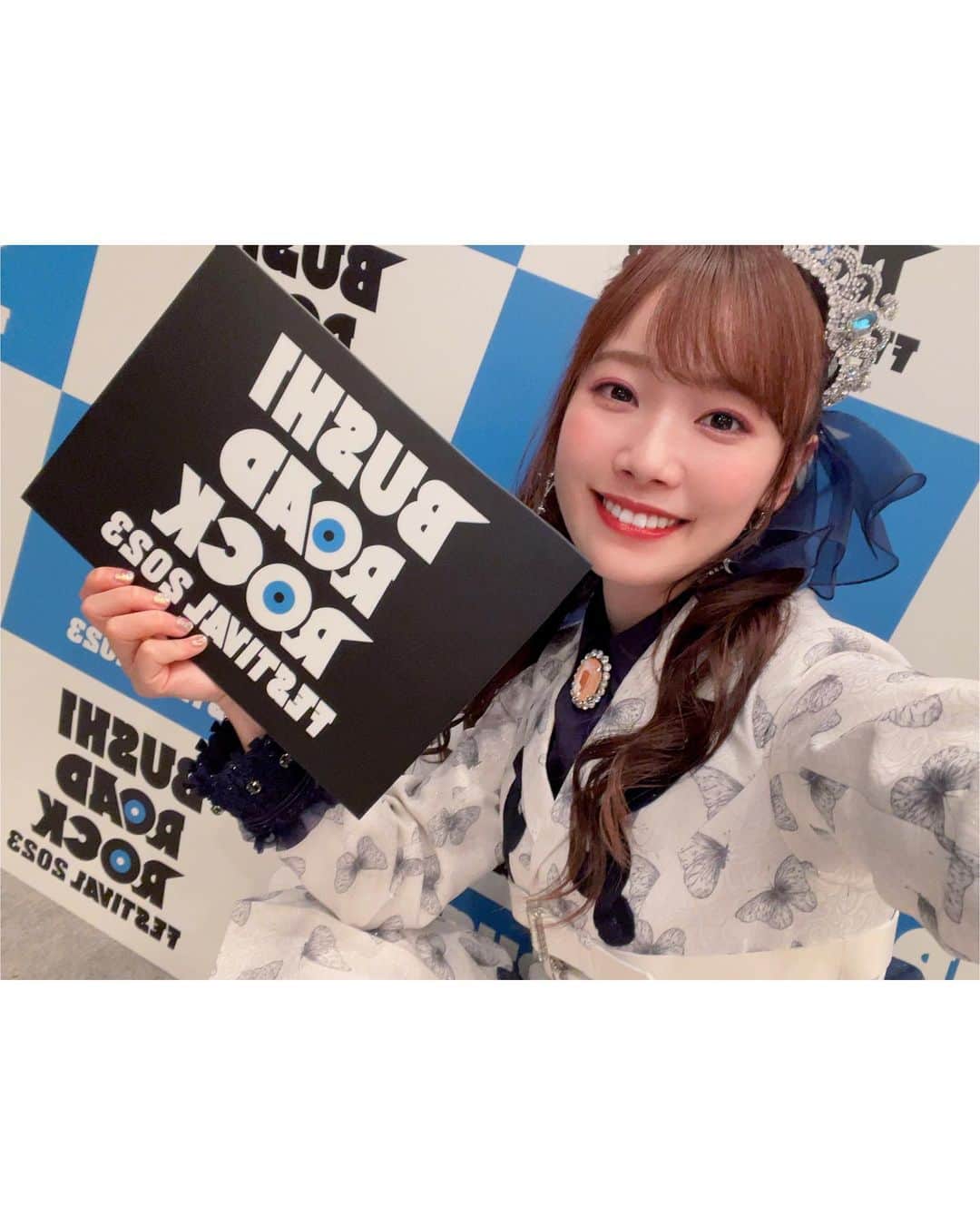 直田姫奈さんのインスタグラム写真 - (直田姫奈Instagram)「ブシロック2023アツかったなーーーーーー❤️‍🔥❤️‍🔥❤️‍🔥❤️‍🔥❤️‍🔥❤️‍🔥❤️‍🔥  野外×声出しってこんなにヤバいんだ！！！！！！ 大興奮しちゃったのと、本当に暑くって記憶がとんでもないことになってる！笑  チリから帰国してそのままゲネに行ったときは、mikaさんに今まで出会った人の中で一番遠いところからの駆けつけだよ…って言われました😂 まぁハードだったのは間違いないけど、人生としておもしろいからオールオッケーです。  さすがにライブ終わってエネルギー使い切って寝てしまったら、、、あらららら〜  でもみんな起こさないで静かにいてくれました😴優  また野外でライブしたいな…！！！！！！！」8月14日 23時39分 - hinahinyan_official