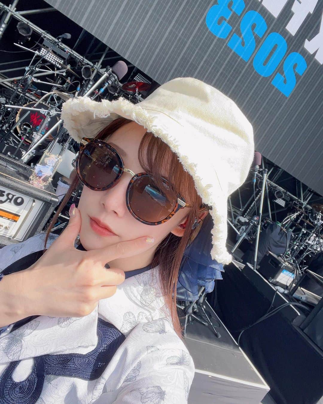 直田姫奈さんのインスタグラム写真 - (直田姫奈Instagram)「ブシロック2023アツかったなーーーーーー❤️‍🔥❤️‍🔥❤️‍🔥❤️‍🔥❤️‍🔥❤️‍🔥❤️‍🔥  野外×声出しってこんなにヤバいんだ！！！！！！ 大興奮しちゃったのと、本当に暑くって記憶がとんでもないことになってる！笑  チリから帰国してそのままゲネに行ったときは、mikaさんに今まで出会った人の中で一番遠いところからの駆けつけだよ…って言われました😂 まぁハードだったのは間違いないけど、人生としておもしろいからオールオッケーです。  さすがにライブ終わってエネルギー使い切って寝てしまったら、、、あらららら〜  でもみんな起こさないで静かにいてくれました😴優  また野外でライブしたいな…！！！！！！！」8月14日 23時39分 - hinahinyan_official