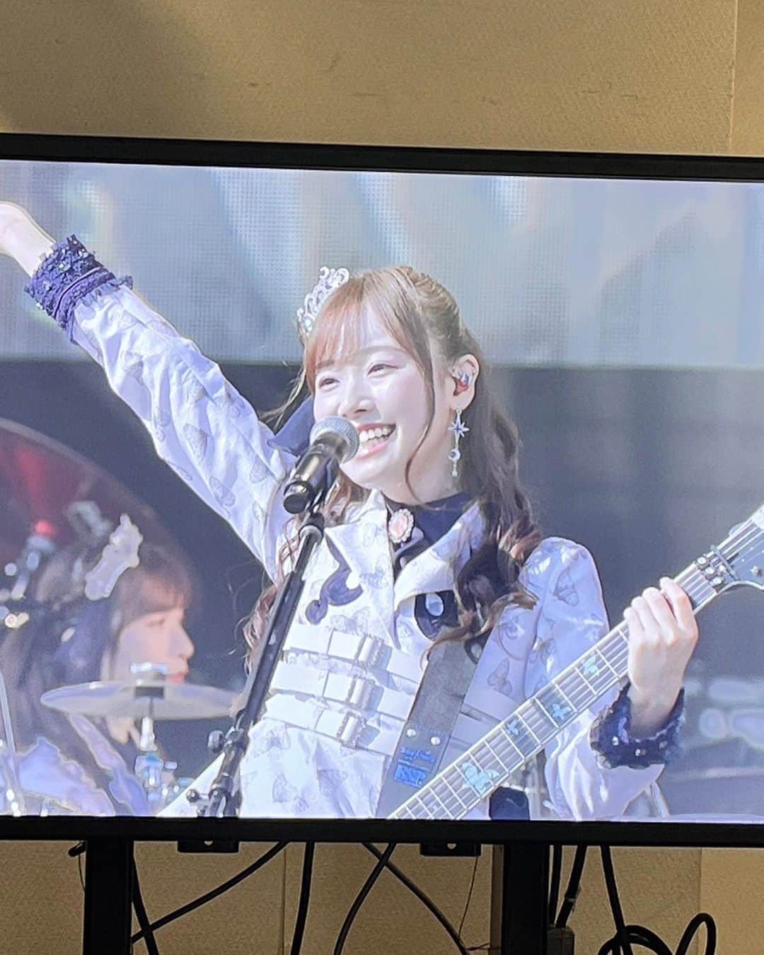 直田姫奈さんのインスタグラム写真 - (直田姫奈Instagram)「ブシロック2023アツかったなーーーーーー❤️‍🔥❤️‍🔥❤️‍🔥❤️‍🔥❤️‍🔥❤️‍🔥❤️‍🔥  野外×声出しってこんなにヤバいんだ！！！！！！ 大興奮しちゃったのと、本当に暑くって記憶がとんでもないことになってる！笑  チリから帰国してそのままゲネに行ったときは、mikaさんに今まで出会った人の中で一番遠いところからの駆けつけだよ…って言われました😂 まぁハードだったのは間違いないけど、人生としておもしろいからオールオッケーです。  さすがにライブ終わってエネルギー使い切って寝てしまったら、、、あらららら〜  でもみんな起こさないで静かにいてくれました😴優  また野外でライブしたいな…！！！！！！！」8月14日 23時39分 - hinahinyan_official