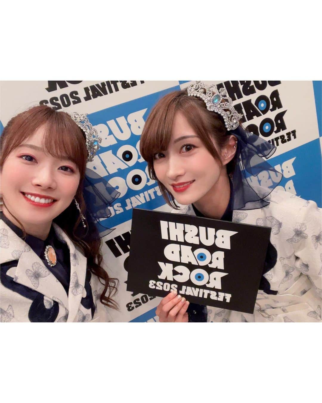 直田姫奈さんのインスタグラム写真 - (直田姫奈Instagram)「ブシロック2023アツかったなーーーーーー❤️‍🔥❤️‍🔥❤️‍🔥❤️‍🔥❤️‍🔥❤️‍🔥❤️‍🔥  野外×声出しってこんなにヤバいんだ！！！！！！ 大興奮しちゃったのと、本当に暑くって記憶がとんでもないことになってる！笑  チリから帰国してそのままゲネに行ったときは、mikaさんに今まで出会った人の中で一番遠いところからの駆けつけだよ…って言われました😂 まぁハードだったのは間違いないけど、人生としておもしろいからオールオッケーです。  さすがにライブ終わってエネルギー使い切って寝てしまったら、、、あらららら〜  でもみんな起こさないで静かにいてくれました😴優  また野外でライブしたいな…！！！！！！！」8月14日 23時39分 - hinahinyan_official