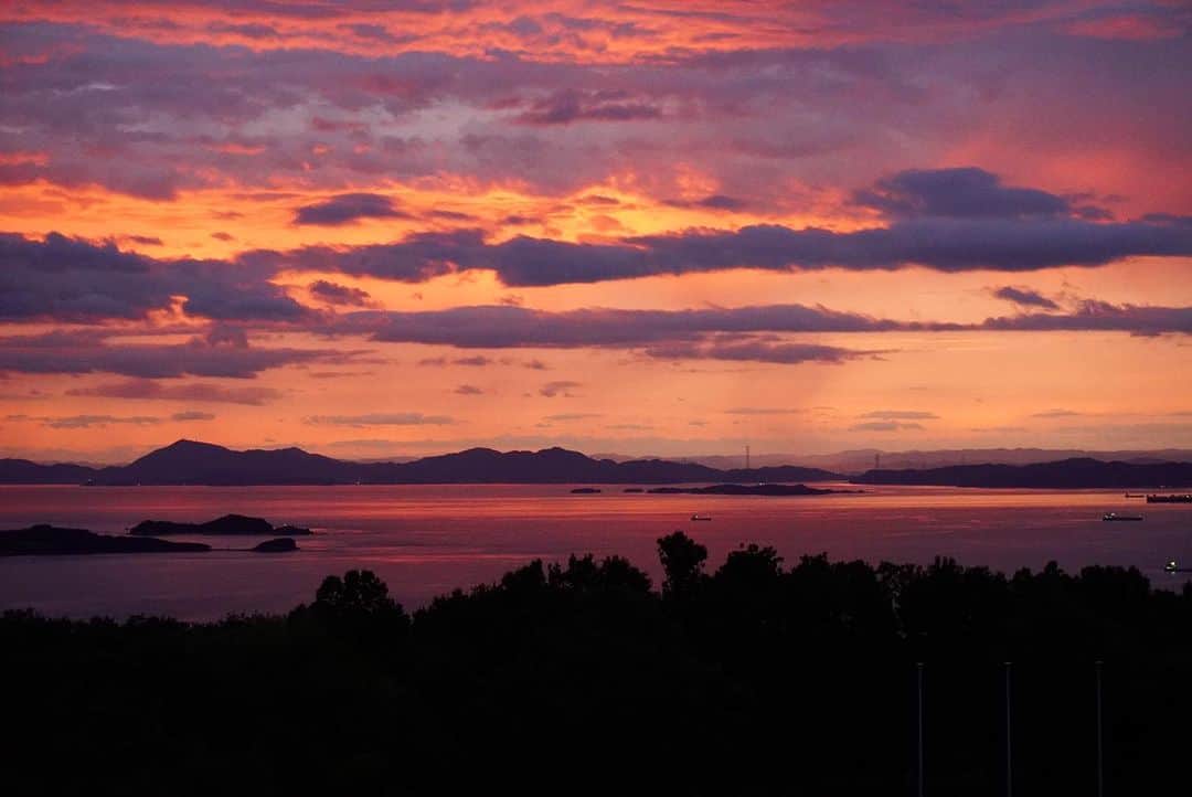リゾートホテルオリビアン小豆島のインスタグラム：「. 今日の夕焼け空は透き通る雲が茜色に染まって綺麗でした。  台風の前は大気の状態が乱れているので変化に富んだ雲が見られやすく、上空高い所まで水蒸気が運ばれるため、朝焼けや夕焼けが美しく染まることが多いと言われています。  自然現象の不思議さ、壮大さにはいつも驚かされますね。  皆さま、どうか安全にお過ごしください。  「Green Harmony～自然と人を繋ぐ～」 ★━━━━━━━━━━━━━━━━━━★  2021年7月にリブランドした当ホテルでは、 自然と人とが融合する世界観でサービスを提供して参ります。 ★━━━━━━━━━━━━━━━━━━★  #オリビアン小豆島夕陽ヶ丘ホテル　#oliveanshodoshima #shodoshima #オリビアン小豆島　#小豆島　#香川県 #香川県観光　#小豆島観光　#香川旅行　#小豆島旅行　#島旅　#瀬戸内　#setouchi  #夕焼け #夕焼け空 #茜色 #茜雲 #茜空 #sunset」