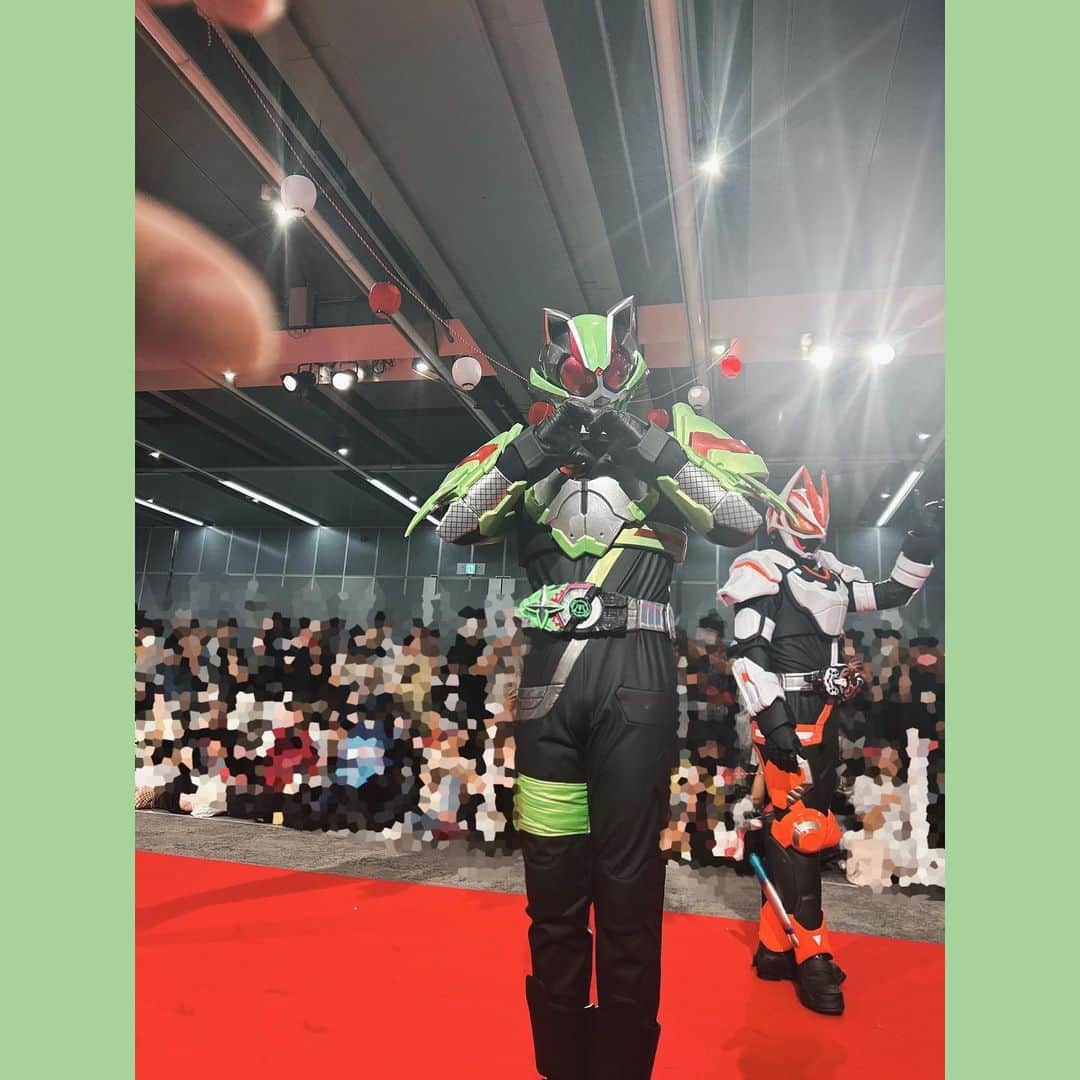 進藤あまねさんのインスタグラム写真 - (進藤あまねInstagram)「💚🍃   #Wヒーロー夏祭り 2023で沢山パシャリしたタイクーンおすそ分け📸 はぁ、好きすぎる🤦‍♀️💕︎︎ 沢山ファンサしてくれたの…😭✨️ 3枚目の写真助けに来たタイクーン感あって最高‼️ 6枚目はSPプログラム中のお写真です…かっこよすぎる。 タイクーン…タイクーン様…大好きです💚  （まだ1枚最高の写真が残っているのでそちらは #あまね部 で出したいと思います📸︎💕︎︎）  #仮面ライダーギーツ  #タイクーン  #ねすぐらむ」8月14日 23時37分 - amane_shindo_official