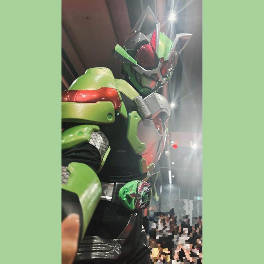 進藤あまねさんのインスタグラム写真 - (進藤あまねInstagram)「💚🍃   #Wヒーロー夏祭り 2023で沢山パシャリしたタイクーンおすそ分け📸 はぁ、好きすぎる🤦‍♀️💕︎︎ 沢山ファンサしてくれたの…😭✨️ 3枚目の写真助けに来たタイクーン感あって最高‼️ 6枚目はSPプログラム中のお写真です…かっこよすぎる。 タイクーン…タイクーン様…大好きです💚  （まだ1枚最高の写真が残っているのでそちらは #あまね部 で出したいと思います📸︎💕︎︎）  #仮面ライダーギーツ  #タイクーン  #ねすぐらむ」8月14日 23時37分 - amane_shindo_official