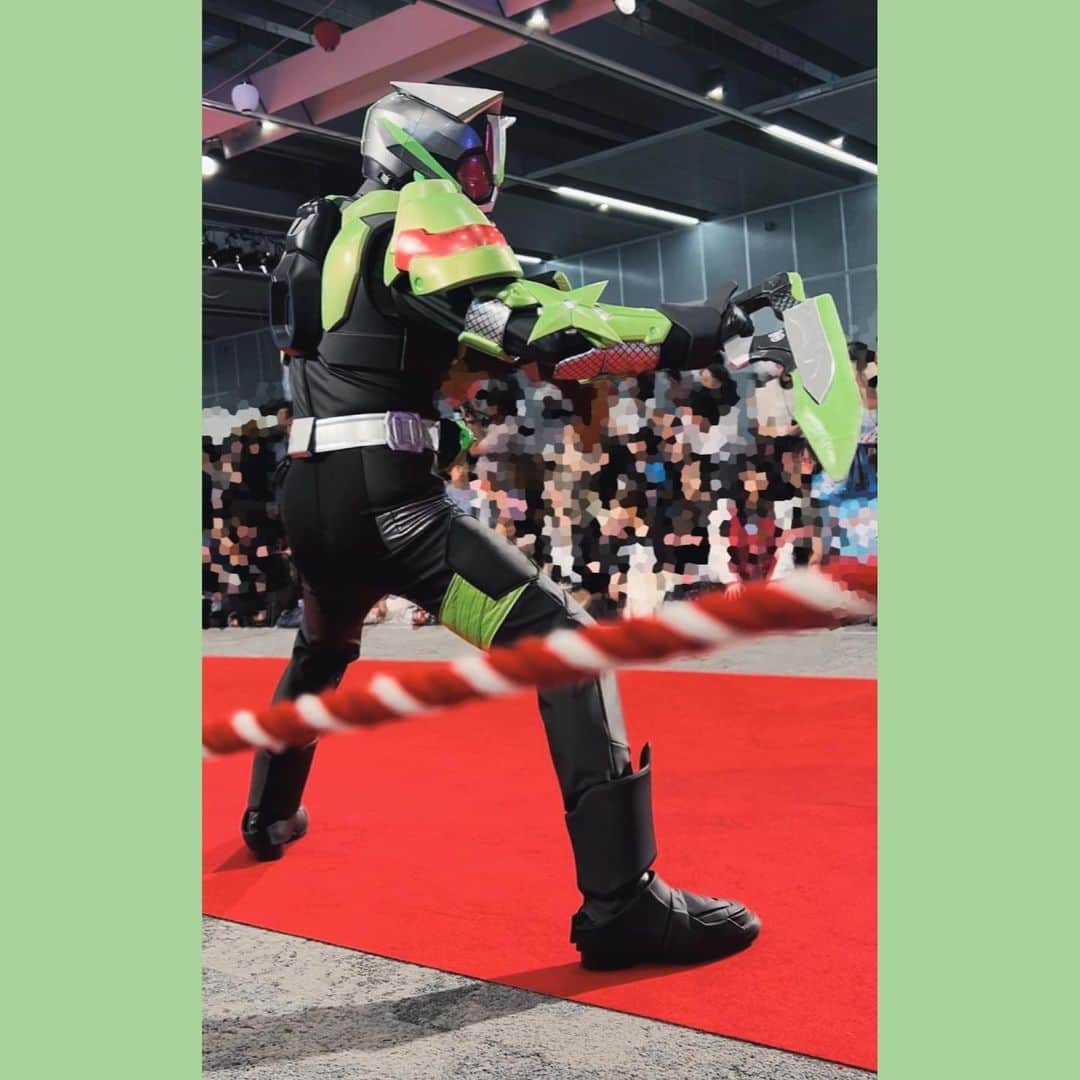 進藤あまねさんのインスタグラム写真 - (進藤あまねInstagram)「💚🍃   #Wヒーロー夏祭り 2023で沢山パシャリしたタイクーンおすそ分け📸 はぁ、好きすぎる🤦‍♀️💕︎︎ 沢山ファンサしてくれたの…😭✨️ 3枚目の写真助けに来たタイクーン感あって最高‼️ 6枚目はSPプログラム中のお写真です…かっこよすぎる。 タイクーン…タイクーン様…大好きです💚  （まだ1枚最高の写真が残っているのでそちらは #あまね部 で出したいと思います📸︎💕︎︎）  #仮面ライダーギーツ  #タイクーン  #ねすぐらむ」8月14日 23時37分 - amane_shindo_official