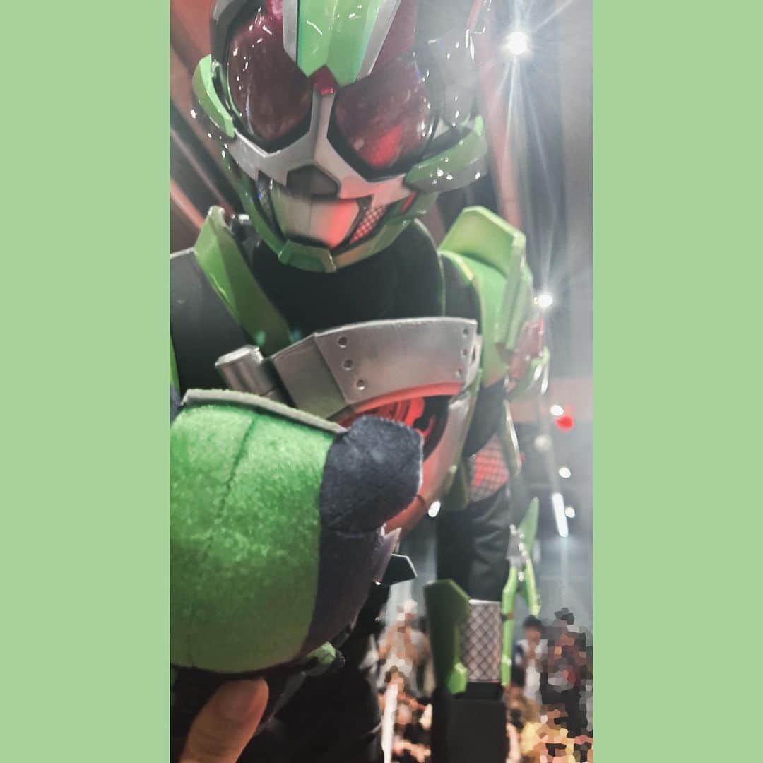 進藤あまねさんのインスタグラム写真 - (進藤あまねInstagram)「💚🍃   #Wヒーロー夏祭り 2023で沢山パシャリしたタイクーンおすそ分け📸 はぁ、好きすぎる🤦‍♀️💕︎︎ 沢山ファンサしてくれたの…😭✨️ 3枚目の写真助けに来たタイクーン感あって最高‼️ 6枚目はSPプログラム中のお写真です…かっこよすぎる。 タイクーン…タイクーン様…大好きです💚  （まだ1枚最高の写真が残っているのでそちらは #あまね部 で出したいと思います📸︎💕︎︎）  #仮面ライダーギーツ  #タイクーン  #ねすぐらむ」8月14日 23時37分 - amane_shindo_official