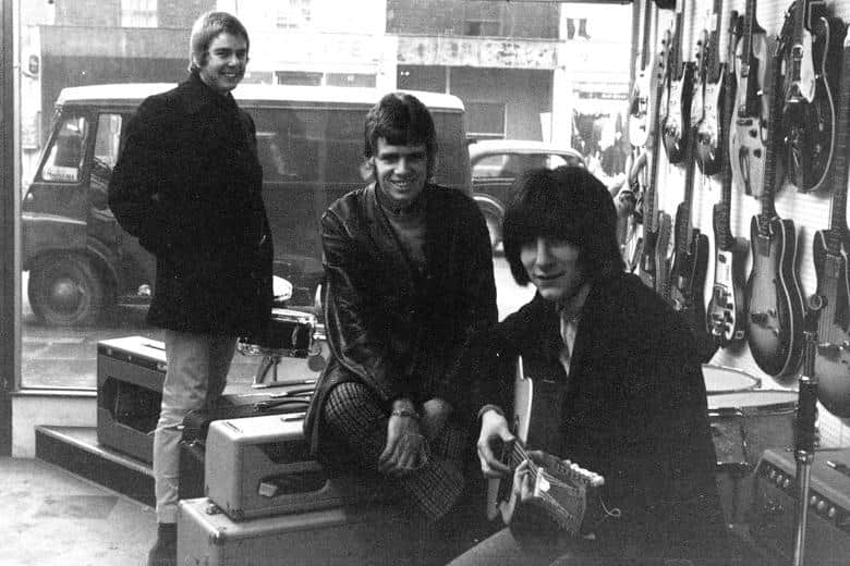 ロン・ウッドさんのインスタグラム写真 - (ロン・ウッドInstagram)「🎸🎸Ronnie goes guitar shopping in 1965, with his Birds bandmates Ali Mackenzie and Tony Munroe😎❤」8月14日 23時48分 - ronniewood