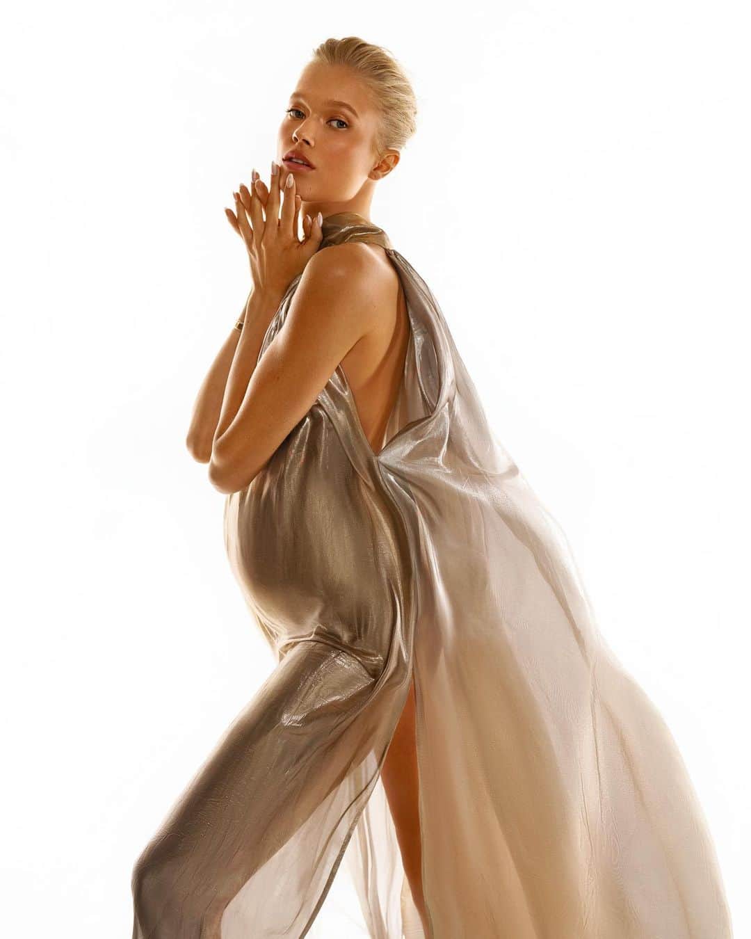 ヴィタ・シドルキナさんのインスタグラム写真 - (ヴィタ・シドルキナInstagram)「✨ Finally, I can share a part of my pregnancy photoshoot, captured by the talented @orlovaphotographer 🤍 This last-minute shoot turned out exactly how I envisioned it 😍 And the golden dress by @valeriakrasavina was truly destined for this moment ✨  #pregncyphotography #pregnancylife #pregnancydiary #pregnantstyle #vitasidorkina」8月14日 23時41分 - vitasidorkina