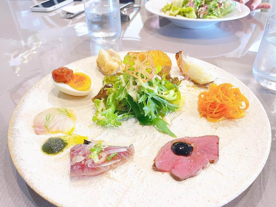 綾瀬麗奈のインスタグラム：「. 今年3月にオープンしたイタリアン Azzurriさんへ🍽️✨ @cucina_italiana_azzurri   妹と久しぶりにランチ♡♡  1枚目の前菜盛り合わせを食べてみたかったので 今回はBコースにしてみました🥰✨ こんなにもたくさんの種類を食べられるなんて… 前菜から大満足しちゃう！笑  メインはお肉を。 デザートまで美味しくいただきました！  駐車場の台数が限られているので、 なるべく乗り合わせて行ったほうがよさそうです🥹🤍  .  #アズーリ　#azzurri #イタリアン　#愛知グルメ　#一宮グルメ　#愛知ランチ　#一宮ランチ　#愛知イタリアン　#一宮イタリアン」