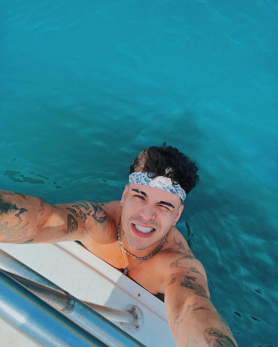 Sebastián Villalobosのインスタグラム：「1) mar for the soul 🌊  2) momento feliz 😄 3) vídeo del momento feliz 😄 4) los gorditos tenemos más sabor 😋 5) con la cumpleañera @mariamobregon 🥳 6) selfie con el sunset 🌅  7) mi gemelo 👍🏼 8) el baño no falla pa’ las selfies  9) disfrutando la vida 10) tiktok tranqui <3」