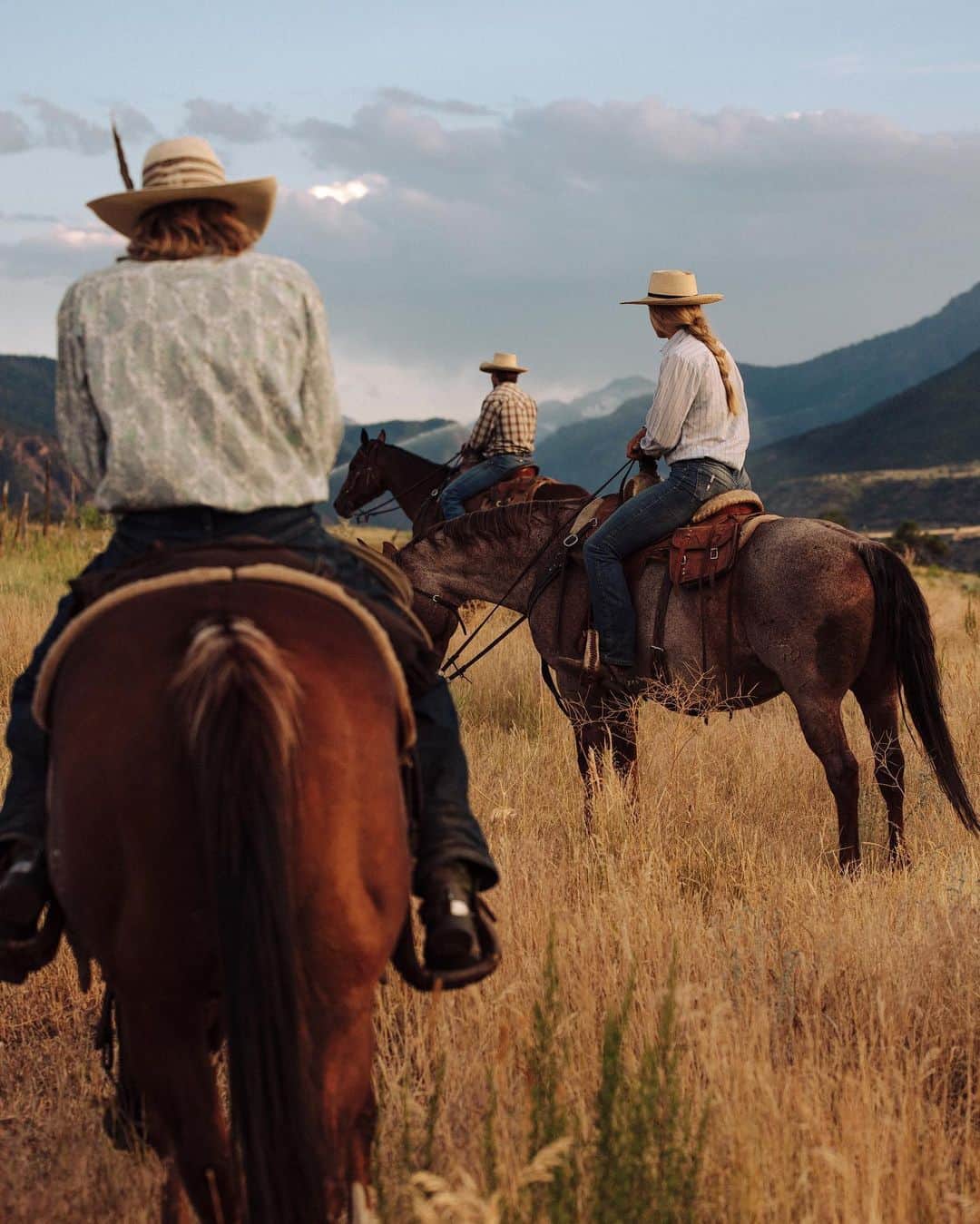 Alex Strohlのインスタグラム：「New work for @sienavalleyclub. In this trip, I’ve noticed that I really enjoy photographing people doing work. We spent the afternoon with Ty and his daughter & son as they moved bulls through the property and fixed irrigation lines. People doing work usually have no time to pay attention to your camera, and are focused on the task at hand. You get to predict their next movements, and place yourself at the right (or wrong) places for your next shot. So engaging..」