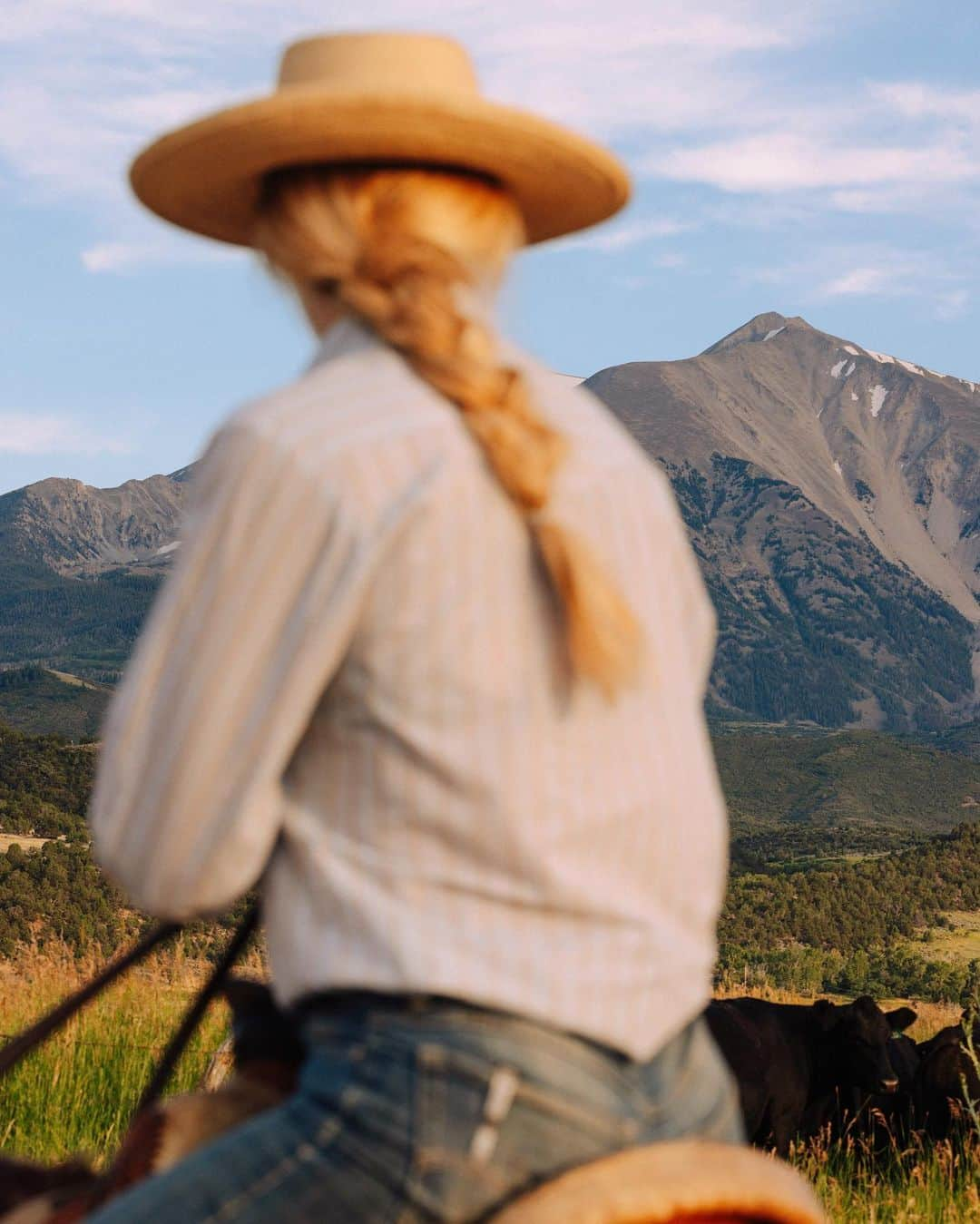 Alex Strohlさんのインスタグラム写真 - (Alex StrohlInstagram)「New work for @sienavalleyclub. In this trip, I’ve noticed that I really enjoy photographing people doing work. We spent the afternoon with Ty and his daughter & son as they moved bulls through the property and fixed irrigation lines. People doing work usually have no time to pay attention to your camera, and are focused on the task at hand. You get to predict their next movements, and place yourself at the right (or wrong) places for your next shot. So engaging..」8月14日 23時47分 - alexstrohl