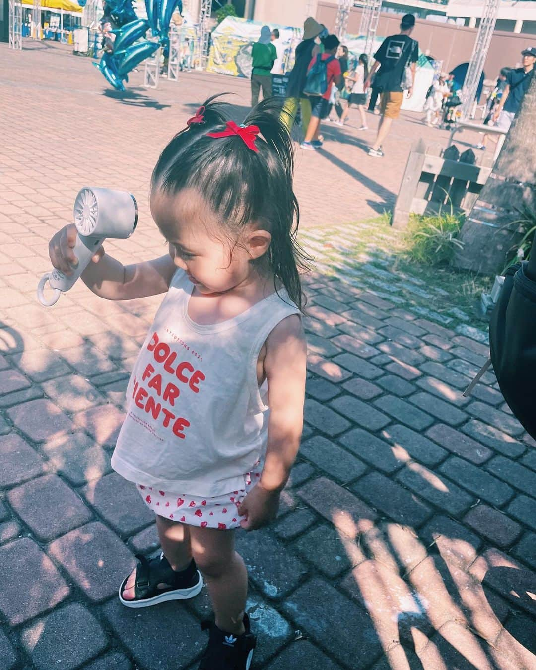 宮城舞さんのインスタグラム写真 - (宮城舞Instagram)「我らの夏👩🏻👦🏽👧🏻🌻  1枚目 かき氷越しに盛れてるぷにゅ子♡  2枚目 扇風機の使い方マスターした瞬間のぷにゅ子♡  3枚目 にーにはまだまだ2ショ撮ってくれて嬉しい母☺️ 全く盛れてないけど☺️  4枚目 いとこ同士の愛くるしい絡み👦🏽👧🏻👶🏻  5枚目 暑すぎて南国みたいな格好しかできない母🤦🏻‍♀️  6枚目 2人目とかもう飴もチョコも 早めにデビューになっちまう説。 そんで、最後まで食べないくせに チュッパチャップス求めてくるのやめなー🤷🏻‍♀️🍭  子供達ともっともっと 色んなところ出かけたい♡ 疲れるけど♡ 子供達の楽しい顔見てると 本当に幸せ♡ 毎日キレてるけど♡」8月14日 23時47分 - mai_miyagi