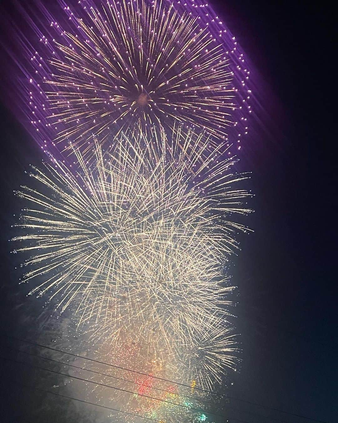 今村沙緒里さんのインスタグラム写真 - (今村沙緒里Instagram)「三国花火大会！  海に打ち上がる花火が たくさんのお花みたい！！  終わった後の星たちも綺麗でした。  福井県の三国町におばあちゃんの家があって。 わたしは三国の病院で産まれました。  毎年、夏にはここに来て 海で遊んで、美味しいものを食べて。 大きな影響をうけた大好きな場所です。  今はいないおばあちゃんとおじいちゃんを思い 何とも言えない気持ちに.. きっと、帰ってきてたのかな＊  懐かしい場所と、懐かしい人達に会って 記憶のカケラと思い出が蘇ります。 豊かな自然に癒されました。 また、すぐ行きたいなー🌿  #japan  #fireworks  #福井県 #三国サンセットビーチ」8月14日 23時52分 - saorix13