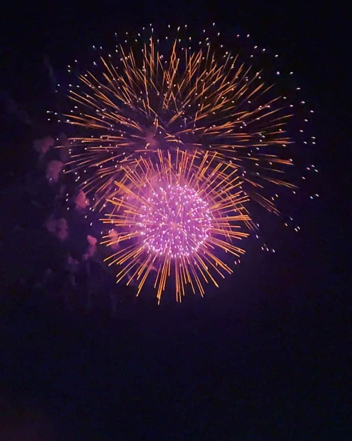 今村沙緒里のインスタグラム：「三国花火大会！  海に打ち上がる花火が たくさんのお花みたい！！  終わった後の星たちも綺麗でした。  福井県の三国町におばあちゃんの家があって。 わたしは三国の病院で産まれました。  毎年、夏にはここに来て 海で遊んで、美味しいものを食べて。 大きな影響をうけた大好きな場所です。  今はいないおばあちゃんとおじいちゃんを思い 何とも言えない気持ちに.. きっと、帰ってきてたのかな＊  懐かしい場所と、懐かしい人達に会って 記憶のカケラと思い出が蘇ります。 豊かな自然に癒されました。 また、すぐ行きたいなー🌿  #japan  #fireworks  #福井県 #三国サンセットビーチ」