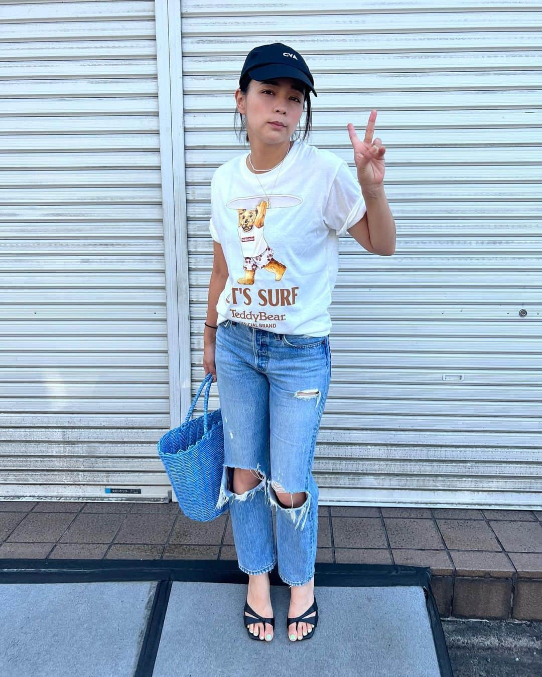 加藤ローサのインスタグラム：「子供達の送迎〜駅で1人拾って〜お友達宅へ〜の日。ここで待ってるからね‼︎の写真です。夏休みの疲労感がじわじや顔に出始めてきました‼︎  Tシャツは22番がくれたよ。980円だったんだってさ。そゆとこ🫰」