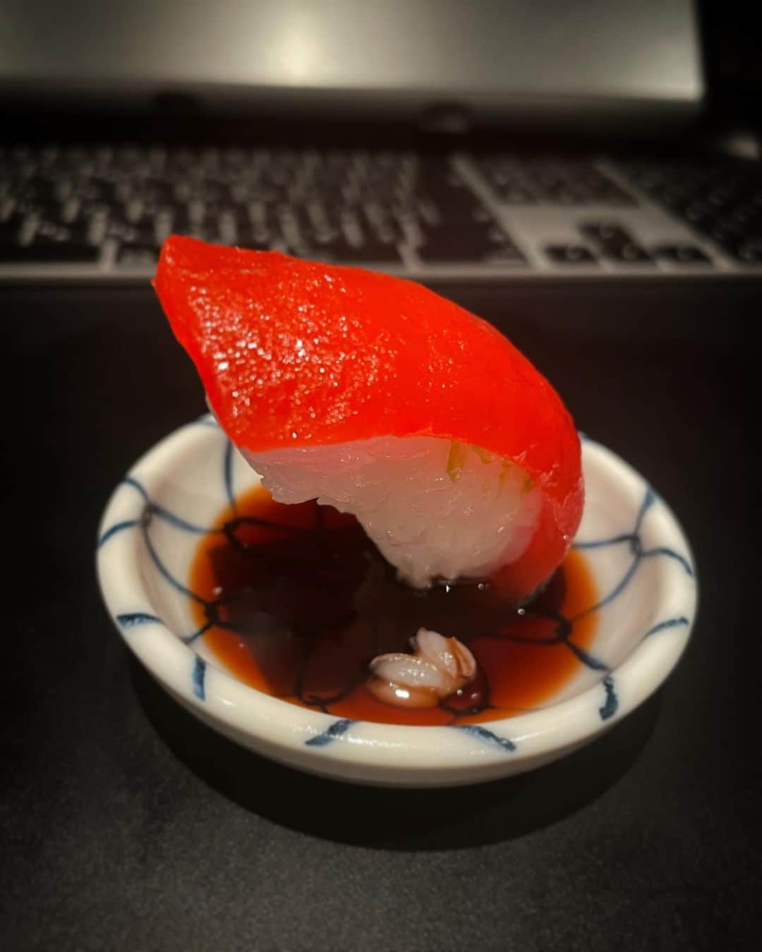 MAH さんのインスタグラム写真 - (MAH Instagram)「俺のマイオフィスにマグロ寿司🍣  最強🥷」8月15日 0時06分 - mahfromsim