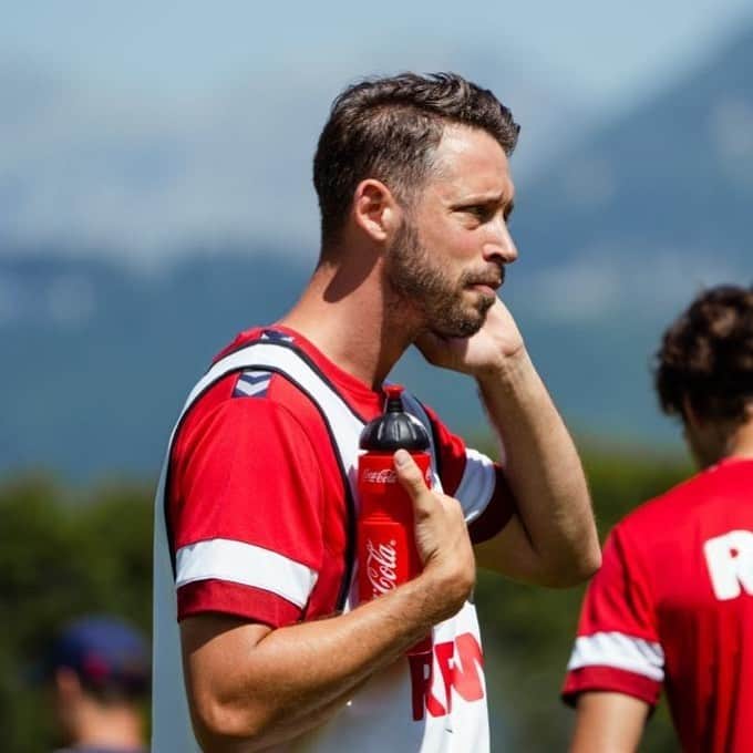 マルク・ウートのインスタグラム：「Ready für die erste Pokalrunde! 🔴⚪  Wen von euch höre ich heute Abend in Osnabrück? 👂🏼🐐 #effzeh #dfbpokal」