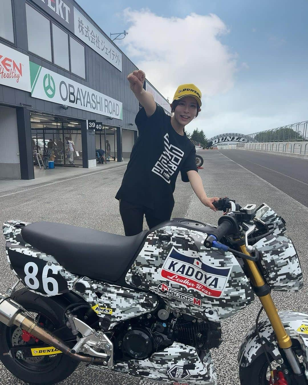 葉月美優のインスタグラム：「❥初！スポーツランドSUGOを走りました🏍💕  2023 SUGO MINIBIKE 6時間耐久レース  魔物が棲むといわれるサーキット 実際に走ってみて転倒車両、アクシデントが多数出る理由がよくわかりました。  気を抜ける箇所が一切ない&ライン、アクセルワークが全コーナー、速度にもすごくシビアに出るなと。  アップダウンが激しく体重がもろに影響するので、チームの中で一番軽い私はクラスの中でもトップタイムを出すことができたみたいです。(男性よりは体重が軽いおかげ。)  ということで、初走行にしてクラス優勝🏆⸜(*ˊᗜˋ*)⸝ トラブルも一切なく完走！！  まだまだ詰めたいサーキット(遠いけど) また走れたらいいなぁ💭  SUPER GT SUGO戦間に合ってよかった🫶  #スポーツランドsugo #sugo6時間耐久 #ミニバイク #ミニバイクレース #バイク女子 #バイク好きな人と繋がりたい #バイク初心者 #サーキット女子 #バイク女子フォト #バイク女子と繋がりたい #grom #バイクのある風景 #バイク日和 #shoei #hyod #kadoya #バイクファッション #minibike #bikegirl #racequeen #レースクイーン #supergt #ngkスパークプラグ #モトブログ #motovlogger #ホンダバイク #大型バイク女子 #ダンロップ #dunlop #サーキット走行」