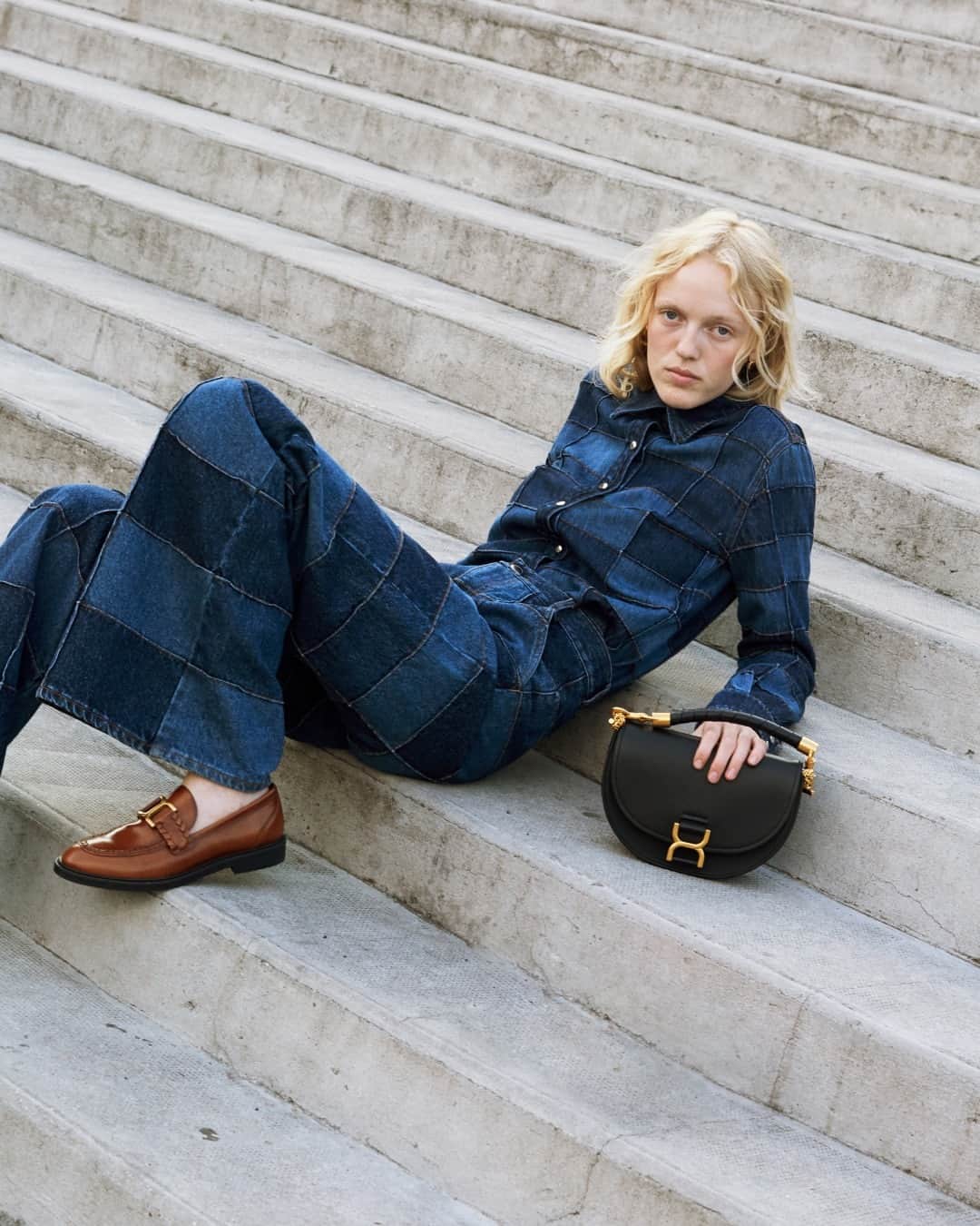 Chloéさんのインスタグラム写真 - (ChloéInstagram)「The denim shirt and matching wide leg jeans are tailored from a patchwork of recycled cotton and linen in three shades of indigo blue. @boy.ewald completes the look with the Marcie chain flap bag in a textural mix of black leather and suede.」8月15日 0時00分 - chloe
