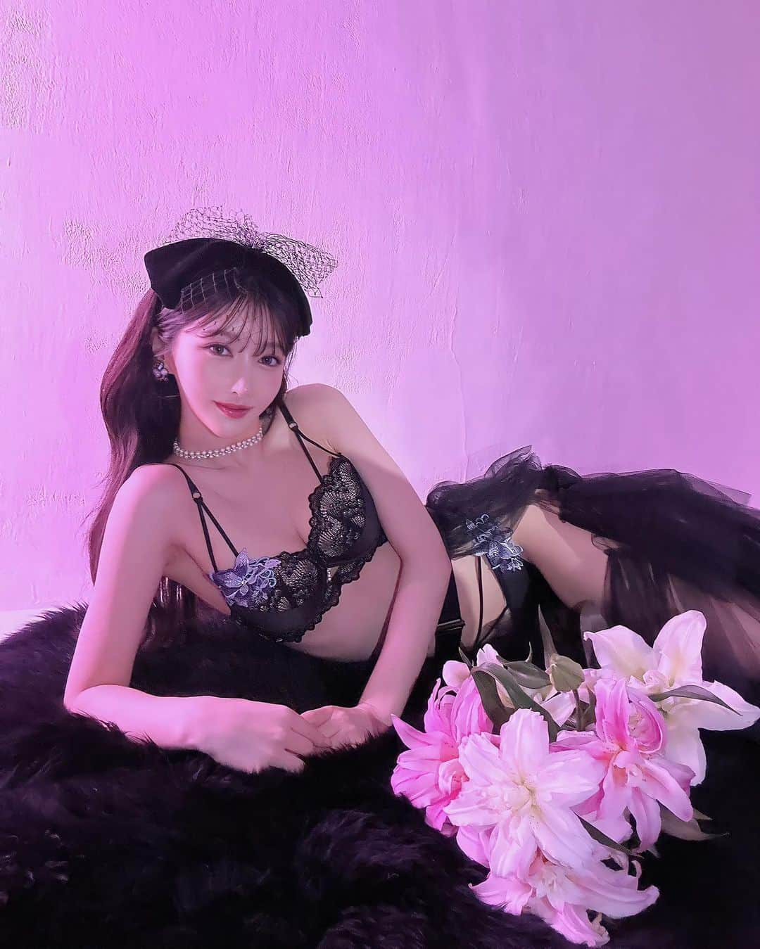 茜里さんのインスタグラム写真 - (茜里Instagram)「🩷LEMURA新作ランジェリー予約販売中🩷 ・Chemical Motif Satin Lingerie ¥7,260(税込)  新作2型発売しております。♡ @lemura.official  今回からショーツの形を少し変えてます、また感想教えてね🥺 LEMURAの下着ばかりつけてる。笑  彼から褒められた、とか報告もらうと本当に嬉しいよ😭💕💕  このデザインは刺繍の色味の配色めちゃくちゃ難しいかった😓 華やかなレースに艶サテンが色っぽいよね。  お花の中心にもキラストーン💎つけたりもうふんだんにデザイン詰め込みました。  けどこのデザインの詰め込みの割には 手頃な価格なつもりです....💕🥺笑 ぜひGETしてね🥰  〜パイが無いアカリver〜  ※この時のカラコンはキュプリエアムールロゼ」8月15日 0時01分 - riuakari