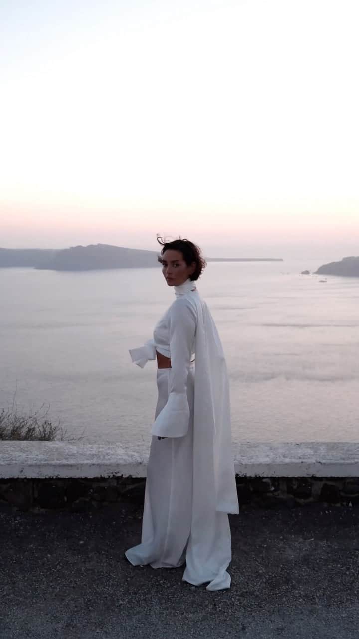 テイラー・ラシェのインスタグラム：「another year around this beautiful sun. thank you for the most amazing birthday wishes, i love you all and i'm beyond thankful for the time i've been given here ♥ wearing this spectacular outfit from @vassiakostarabrand and shot by my guy @jakechatts 🕊️」