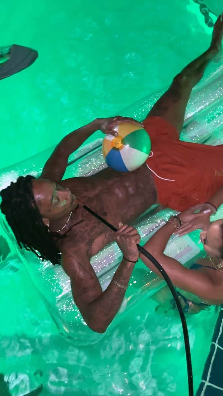 ウィズ・カリファのインスタグラム：「When life gives you a heated pool you take a swim.   DayToday Summer Vlog. Stay Tuned.」