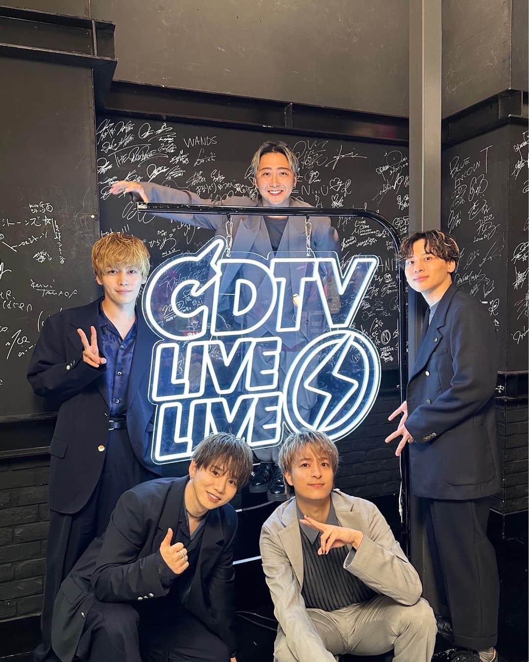 花村想太のインスタグラム：「33歳の自分初めまして。 今年はどんな音楽歌って、 どんな音楽つくる？ 楽しみやなー33歳のおれ！！！ 絶対最高の1年にしないとな！ いや、、、しような！！！ 頼むぞおれ！！！！ そして6面のみなさんいつもありがとうございます！ みんなのおかげで今年も元気です！！ そして歌えてます！  ダイスのメンバーいつまでもよろしくお願いします！！ ナチュラグのメンバー、これからもっと高みへいこうね！ ヒカルくん！先ず飯でも行こう！！！  改めて全員に！ 今年もよろしくお願いします！！！！」
