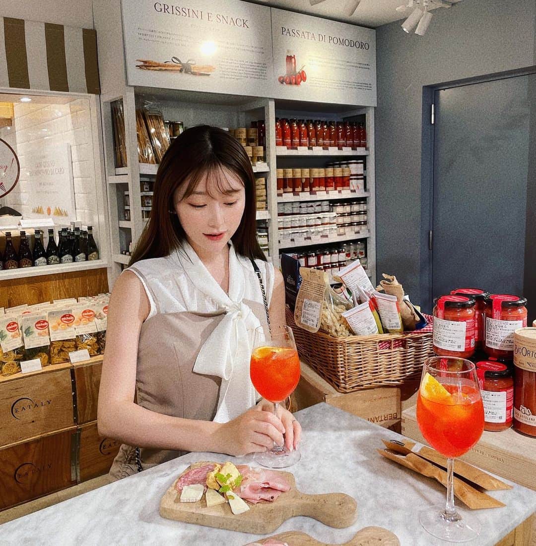 maari watanabe(まありん)のインスタグラム：「東京駅で新幹線前にゆったりお酒を頂く🥰 @eataly.tokyo でアペリティーボセット🍷 生ハム、チーズ、サラミの盛り合わせとお酒でゆったり❤️ノンアルもありました✨ さくっと立ち寄れるのが嬉しい〜✨  #東京駅グルメ  #イータリーでアペしよう #イータリー  #アペリティーボ」