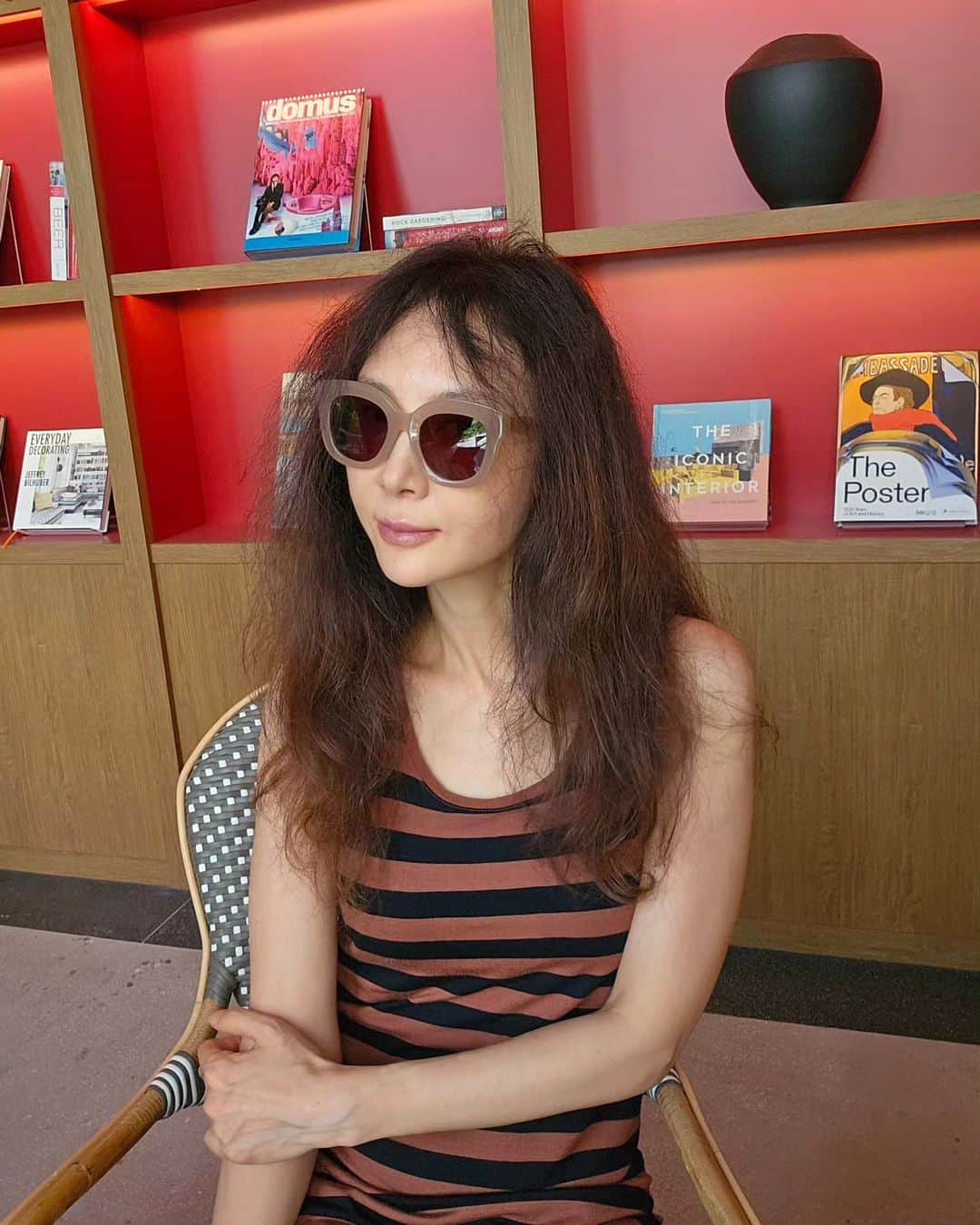チェ・シラのインスタグラム：「아메리칸 브랙퍼스트 프렌치 토스트🧇로  휴가 기분 진짜 꿀벌🐝 같네 마지막 사진 중요❕️  #springstrings #sunglasses #🕶」