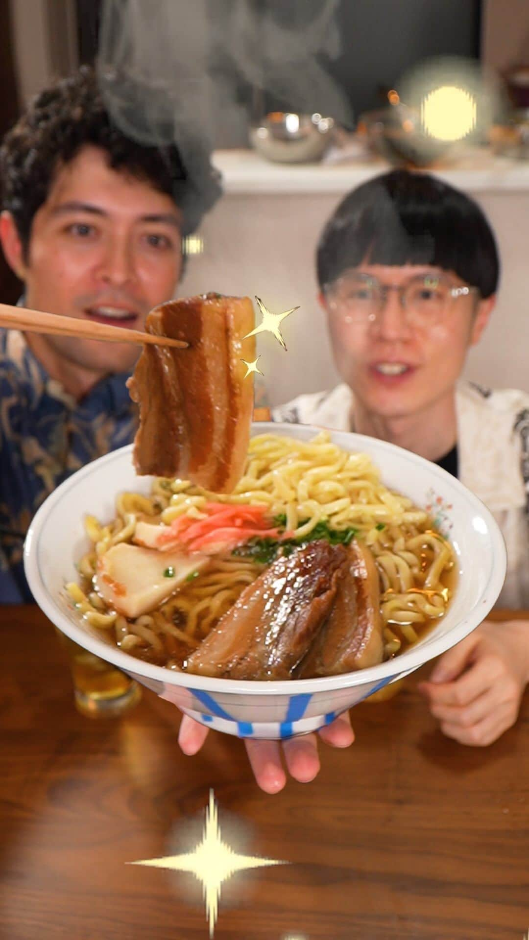 ケンティー健人のインスタグラム：「Riko Amanai’s Okinawan Soba from Jujutsu Kaisen 🍜🌺  Ingredients: 400g Square Pork Belly 1cup Katsuobushi 2tbsp Black sugar 2 tbsp Mirin 2tbsp Soy sauce Green onions Kamaboko Thick noodles Red chili flakes Red ginger  Recipe: Square Cut Pork Belly(3 cups water) boil for 5 minutes and drain water. Add 3 cups of water again and boil for 1 hour. Katsuobushi 1 cup (2 cups water) boil for 15 seconds 2 tbsp soy sauce 1 tbsp salt into broth  Slice pork belly into strips and cook in a pot with  2 tbsp black sugar, 2 tbsp mirin, 2 tbsp soy sauce, 2 tbsp water for 25min  Chop green onions Chop fish cakes/kamaboko Boil thick noodles Add everything together and enjoy!  #animefood #animecooking #buzzfeedfood #buzzfeedfoods #buzzfeedtasty #tasty #tastyfood #japanesefood #jujutsukaisen #gojosatoru #tojifushiguro #fushiguromegumi #itadoriyuuji #amanairiko #soba #okinawa #呪術廻戦 #jujutsu #jujutsukaisenedit」