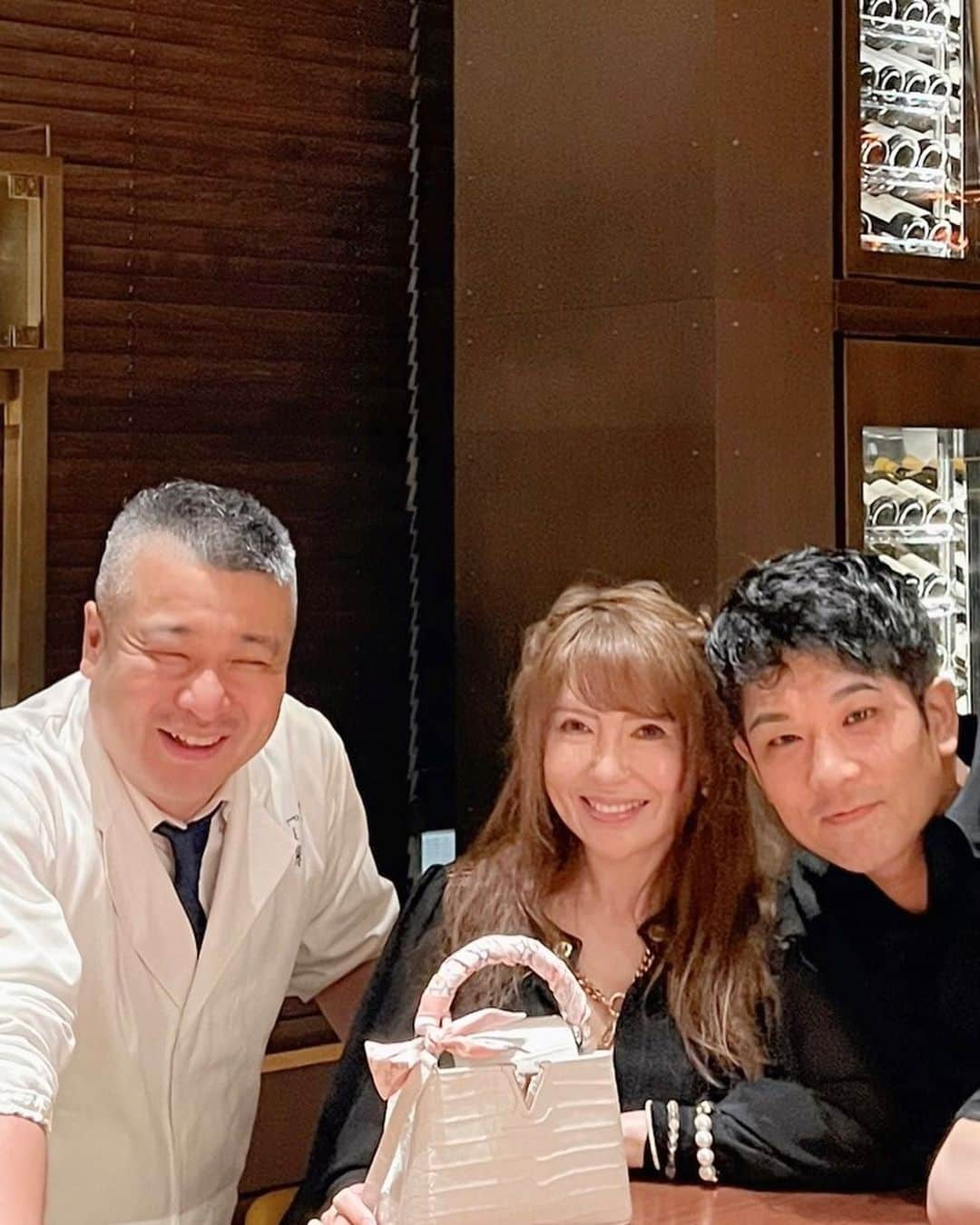 美香さんのインスタグラム写真 - (美香Instagram)「スガラボさんと京都やま岸さんのスペシャルシェフたちによる コラボディナー🍽️  大好きな経営者仲間たちをお誘いして行ってきました！  素晴らしかったです💖💖💖  ほんとにほんとに日本の食は美しい素晴らしい⭐️⭐️⭐️⭐️⭐️  記憶に残るディナーになりました！  #sugalabo v #京都グルメ  #フレンチ #やま岸 #コラボディナーイベント #美食 #スペシャルなシート #スペシャルなシェフたちのコラボディナー #ルイヴィトンバッグ」8月15日 0時45分 - mika_richlife