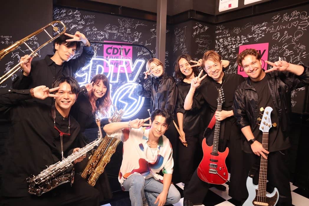 神宮司治さんのインスタグラム写真 - (神宮司治Instagram)「CDTVライブ！ライブ！ DEAN FUJIOKAくんのサポートで最高に盛り上がってきました〜🥁 皆さんありがとうございました😁 イェーイ✌️ #deanfujioka  #ディーンフジオカ  #神宮司治  #佐田慎介  #マーリンケリー  #大泊久栄  #いけだちひろ  #井上雄哉  #寺谷光」8月15日 1時03分 - ojro_men