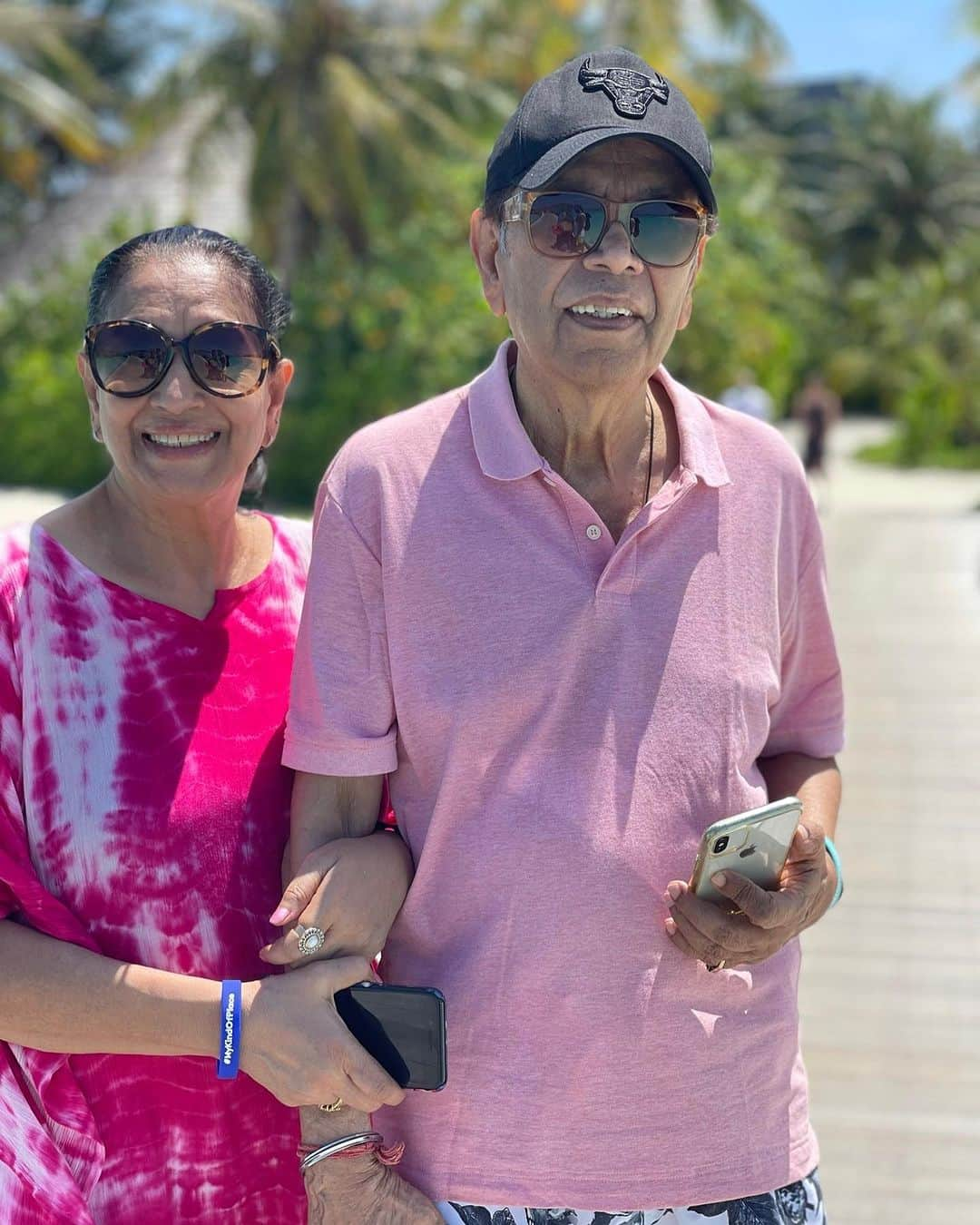 ビパシャ・バスーのインスタグラム：「This is Love ❤️🧿 Happy anniversary Ma & Papa ❤️🧿 #bestcoupleever」