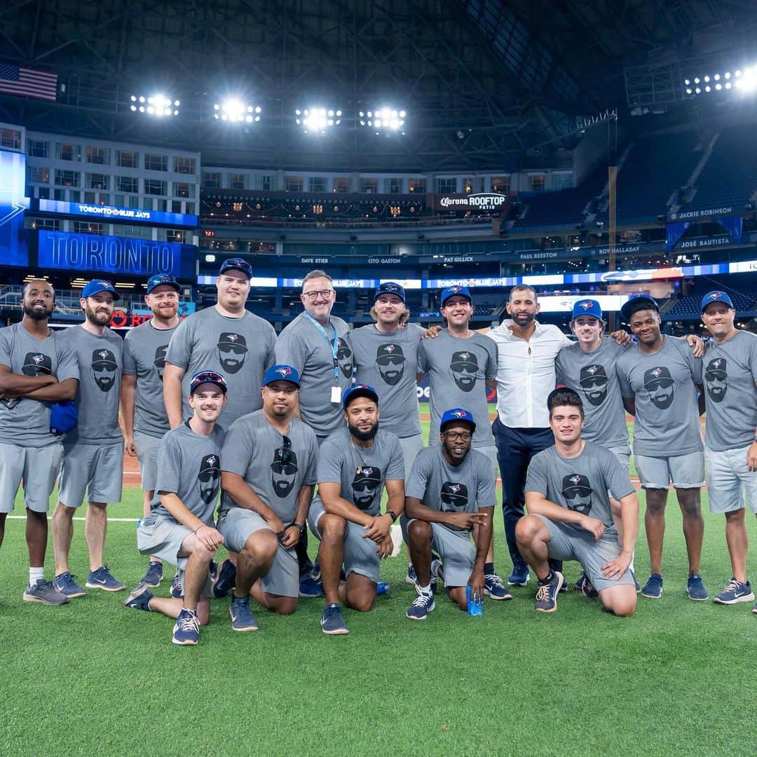 ホセ・バティスタのインスタグラム：「Best grounds crew in baseball 💙  #JoeyBats caught up with some friends this weekend!」