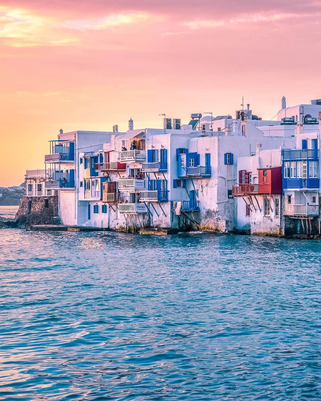 Izkizさんのインスタグラム写真 - (IzkizInstagram)「Summer in Greece just hits different 💙🤍 Where’s your favourite Summer spot?  #greece #santorini #mykonos」8月15日 1時09分 - izkiz