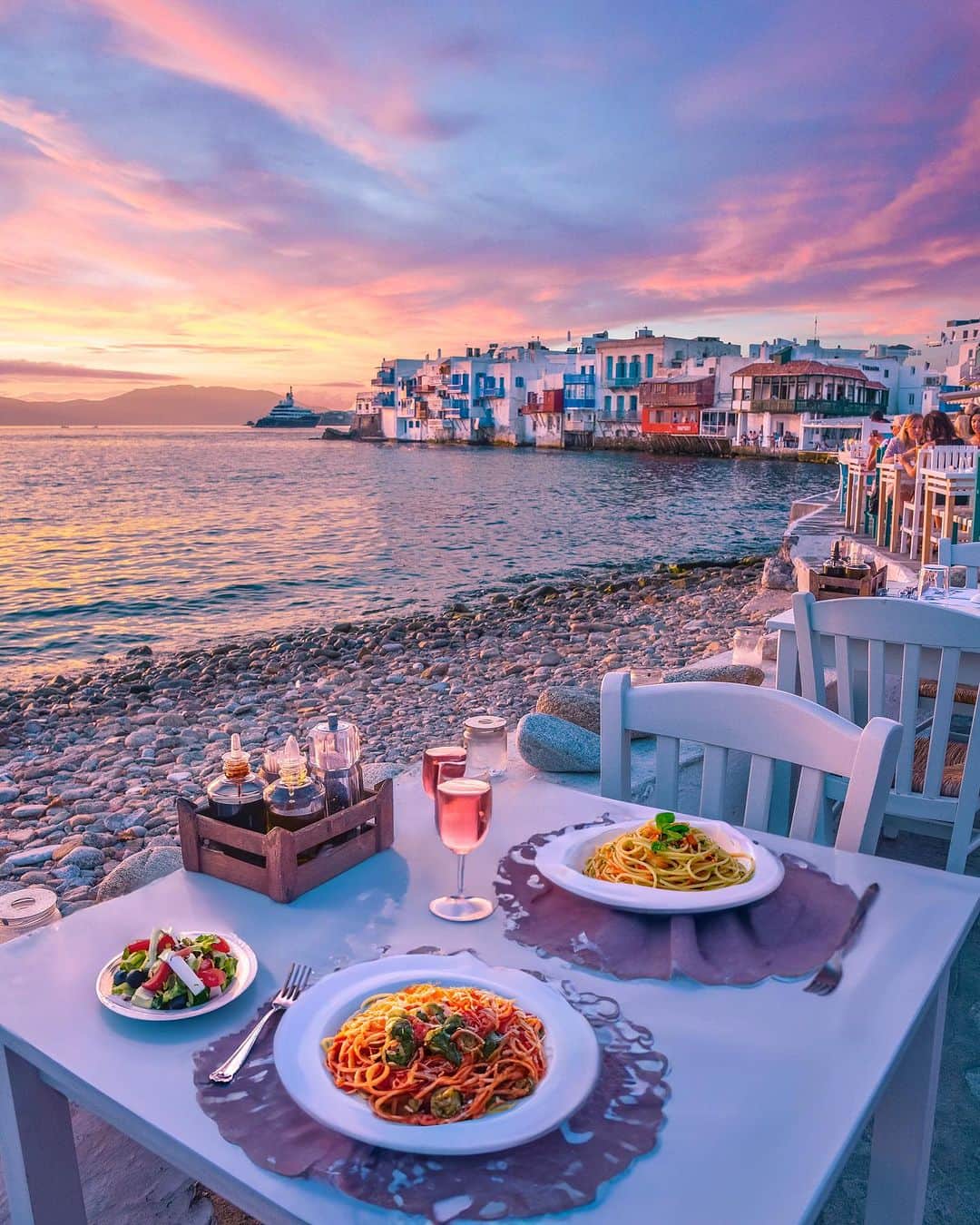 Izkizのインスタグラム：「Summer in Greece just hits different 💙🤍 Where’s your favourite Summer spot?  #greece #santorini #mykonos」