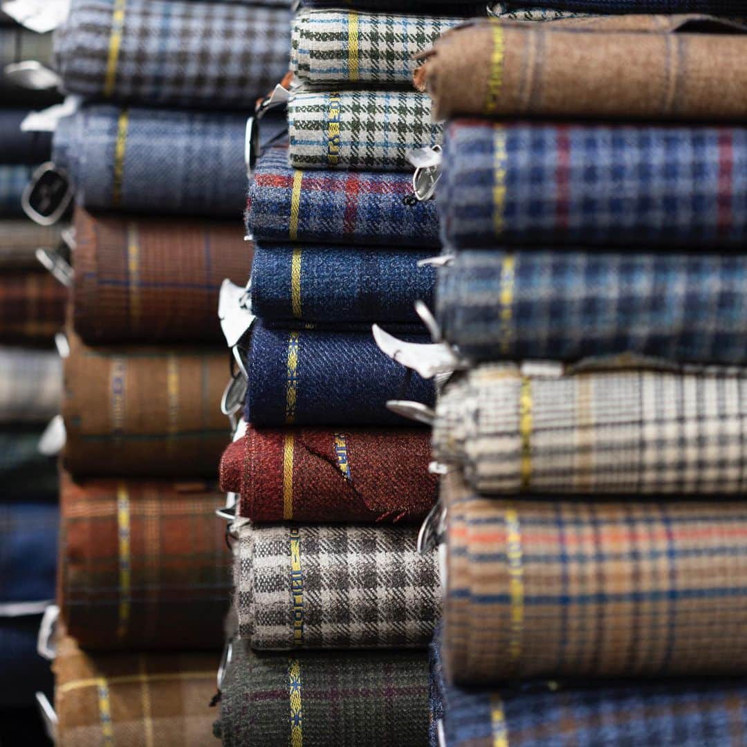 のインスタグラム：「Start imagining your bespoke  experience from here, from our fabric vault!  Find out more about our family history and our authentic craftsmanship on our website www.cesareattolini.com (link in bio)  #CesareAttolini  #TimelessElegance  #CesareAttoliniNapoli #Attolini #PreciousHands #handmade #tailoring #tailors #bespoke #bespoketailoring」