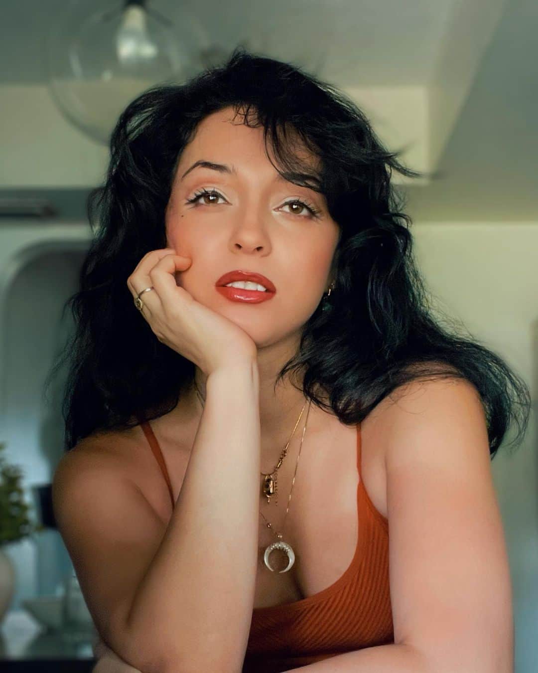 ジェシカ・ヴィルのインスタグラム：「The Florida humidity is getting me good 😂 how are y’all doing in this weather? My hair doesn’t last a minute! #vintage #pinup」