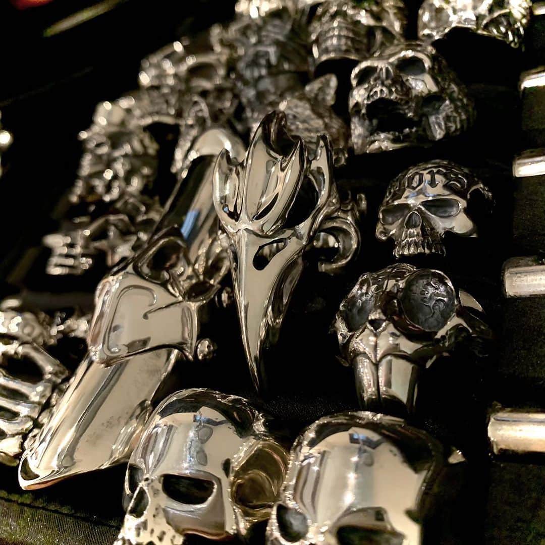 クレイジーピッグさんのインスタグラム写真 - (クレイジーピッグInstagram)「Some shots from our latest parcel sent over to @crazypigdesignsjapan click the link on our profile and get yours 🔥💀🔥  . . . . #skull #bone #hand #silver #ring #gothic #metal #collection #biker #jewellery」8月15日 1時45分 - crazypigdesignslondon