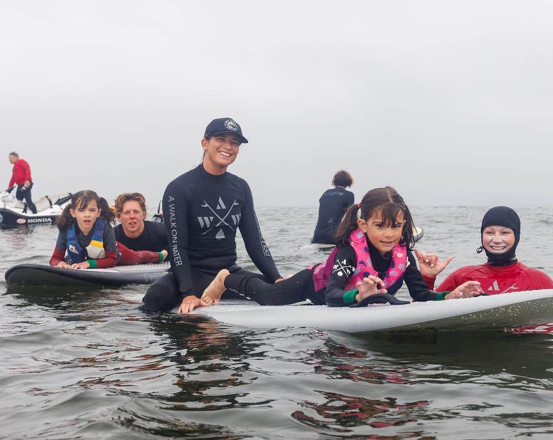 コートニー・コンローグのインスタグラム：「Always endless smiles with the @awalkonwater fam! Pacifica was a blast. 📷 @_thegreencastle_」