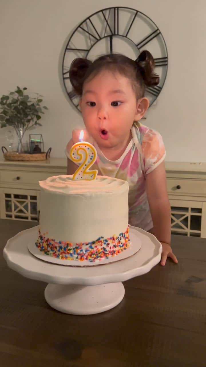 出浦寛子（HIROKO）のインスタグラム：「｢せーの！｣って聞こえるとふー😗💨しちゃう(笑) あー何回見ても幸せこれ🥹😂💗  #birthday #birthdaygirl #birthdaycake #makeawish #familytime #kids #baby #2yearsold」