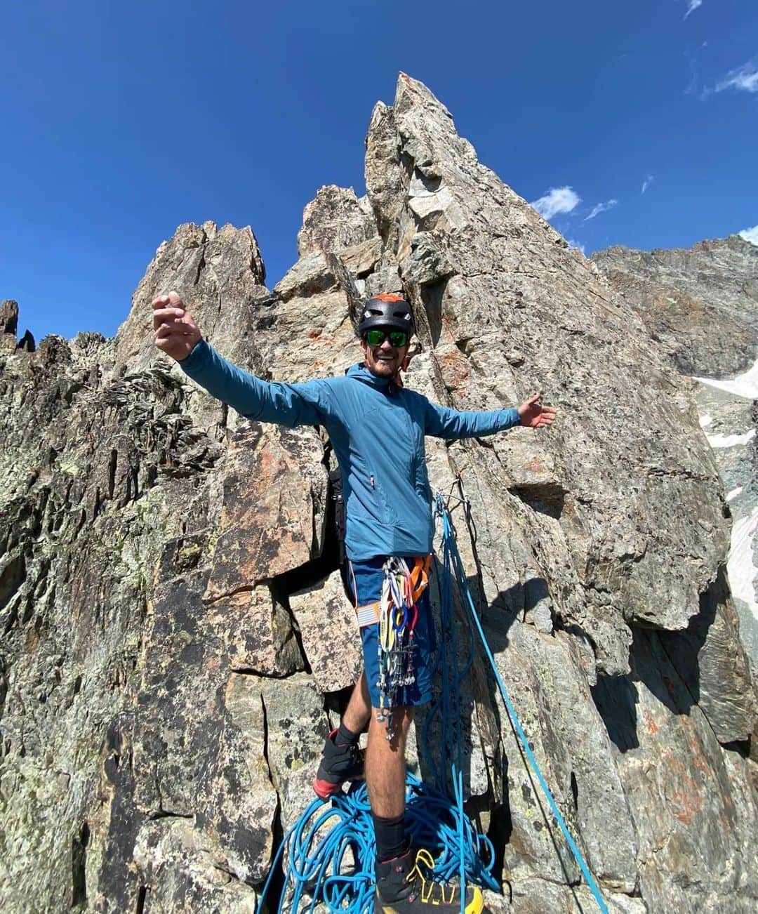 ヨルグ・バーホーベンさんのインスタグラム写真 - (ヨルグ・バーホーベンInstagram)「Summer means being on the road, escaping the heat in the mountains and climbing outside. Add a wedding (not mine 😅), visiting the world cups (as a coach this time 😎), the occasional routesetting and lots of dog moments, and you got a pretty good idea of my Summer so far!」8月15日 1時57分 - jorgverhoeven